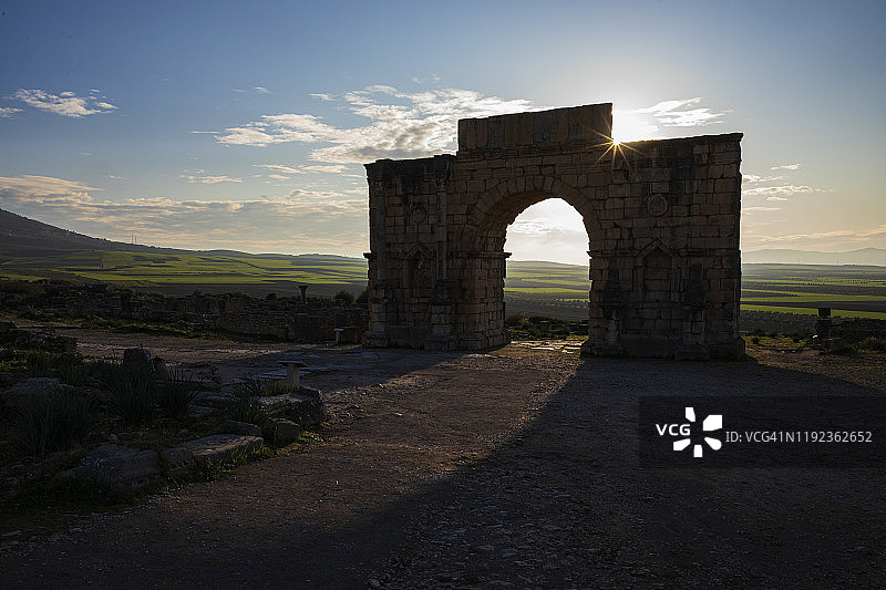 沃吕比利斯阿皮亚大道尽头的凯旋门图片素材