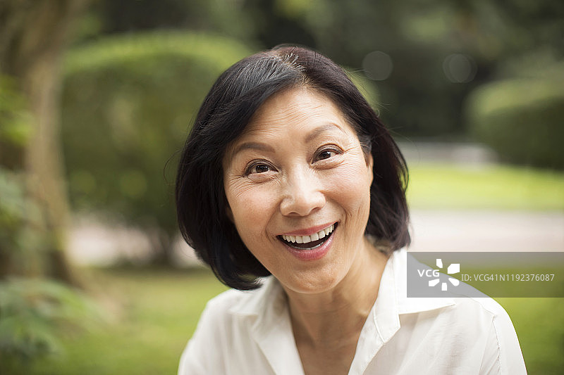 她依然笑容甜美图片素材