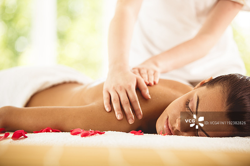 女子在水疗中心接受放松按摩图片素材