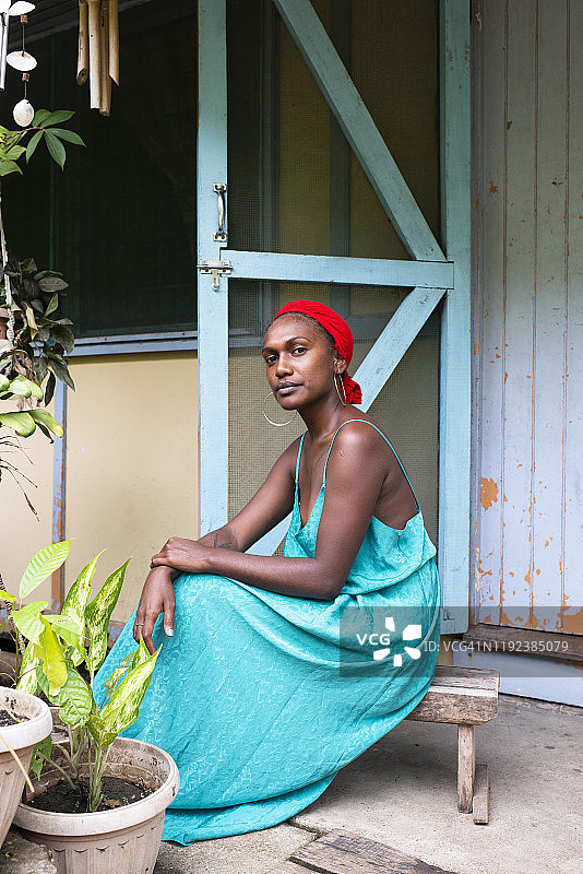 在家外面的年轻女人肖像图片素材