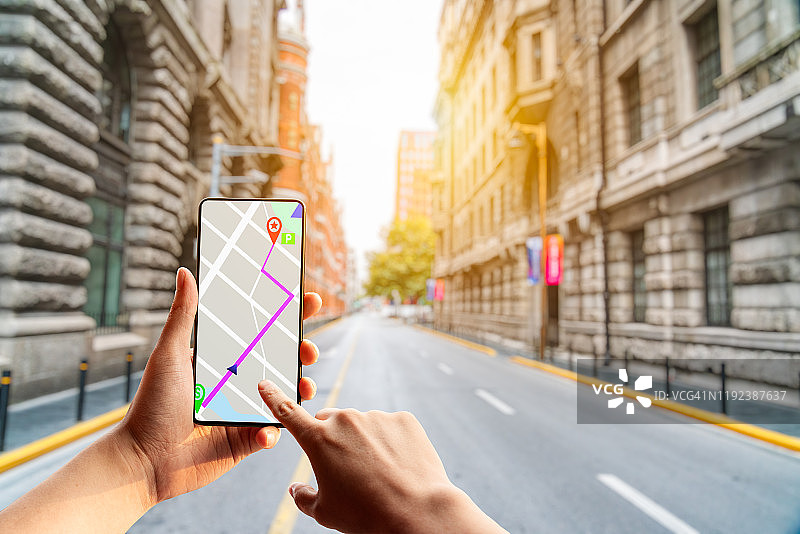 上海外滩的手机导航路线图片素材