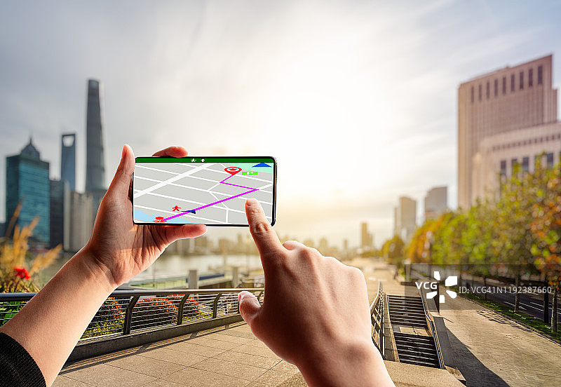 城市区域内使用手机的导航路线图片素材