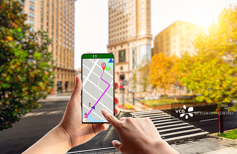 城市区域内使用手机的导航路线图片素材
