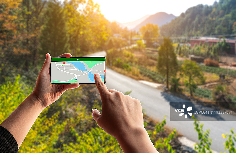 在山区用手机导航图片素材