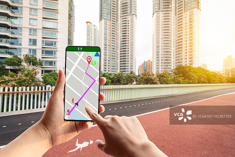 城市区域内使用手机的导航路线图片素材