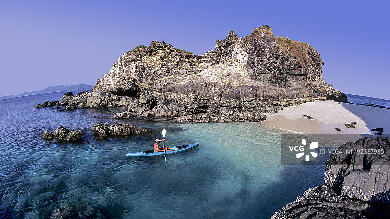 在缅甸丹老群岛海上划皮划艇图片素材