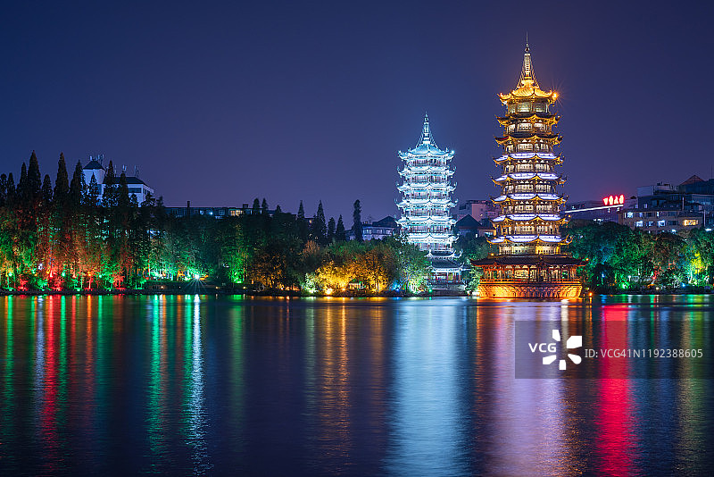 桂林杉湖夜晚日月双塔倒影图片素材
