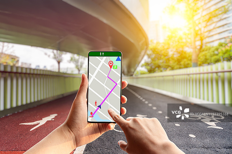 城市区域内使用手机的导航路线图片素材