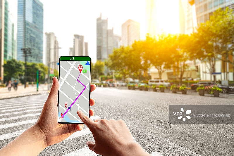 城市区域内使用手机的导航路线图片素材