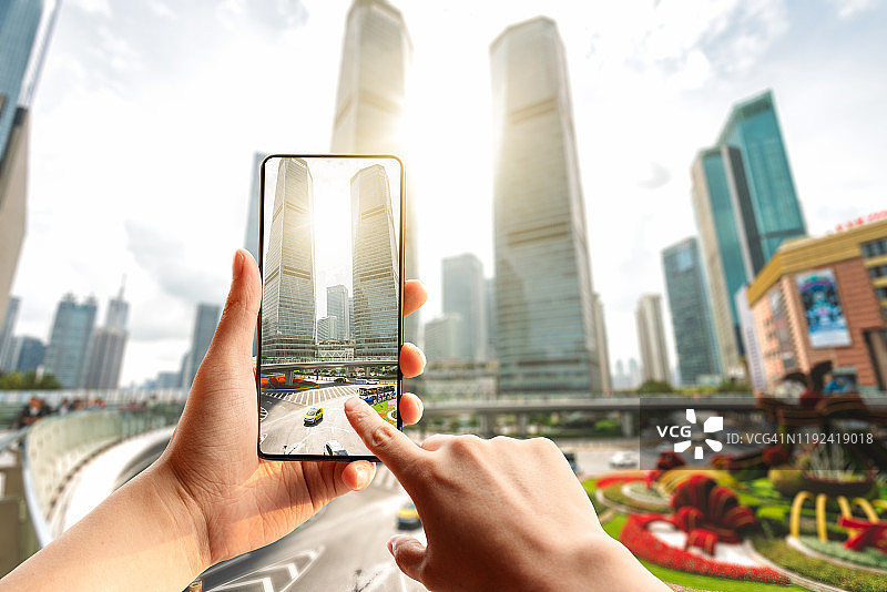用手机拍摄上海浦东陆家嘴金融区的建筑图片素材
