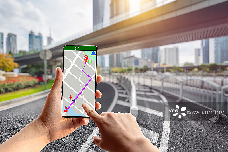 城市区域内使用手机的导航路线图片素材