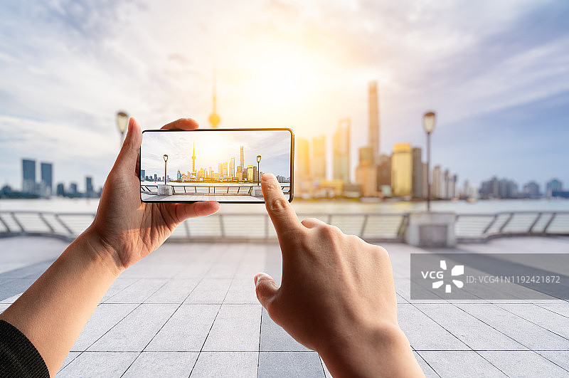 用手机拍摄上海外滩天际线图片素材