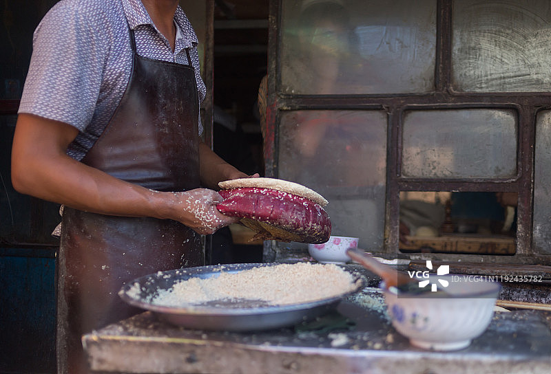 中国新疆，男人制作馕图片素材
