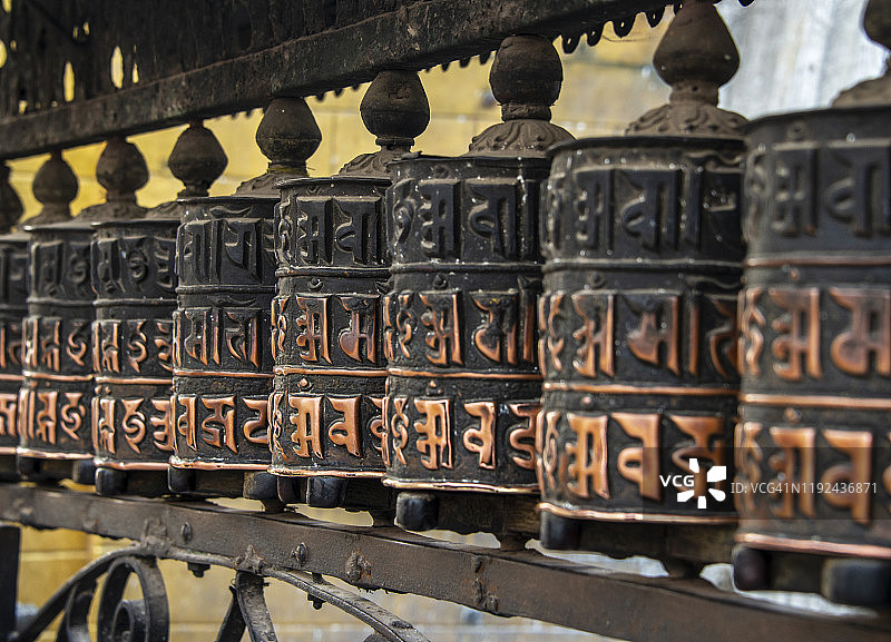 加德满都斯瓦扬布纳特寺（猴庙）的尼泊尔佛教祈祷轮特写图片素材
