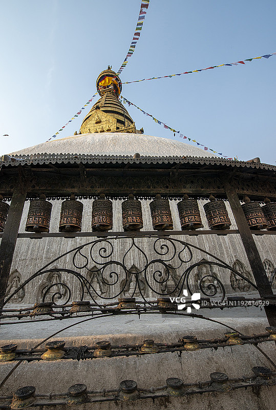 尼泊尔猴庙的佛教转经筒图片素材