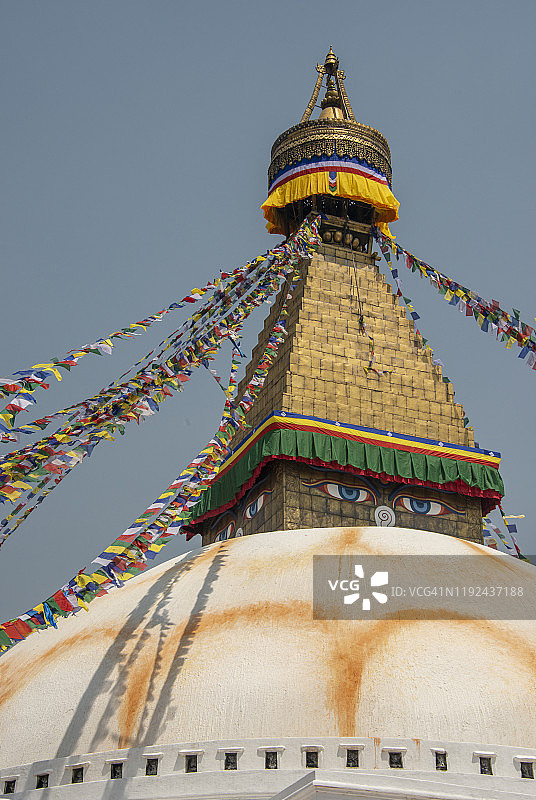 尼泊尔加德满都博达哈大佛塔上的彩色传统佛教祈祷旗图片素材