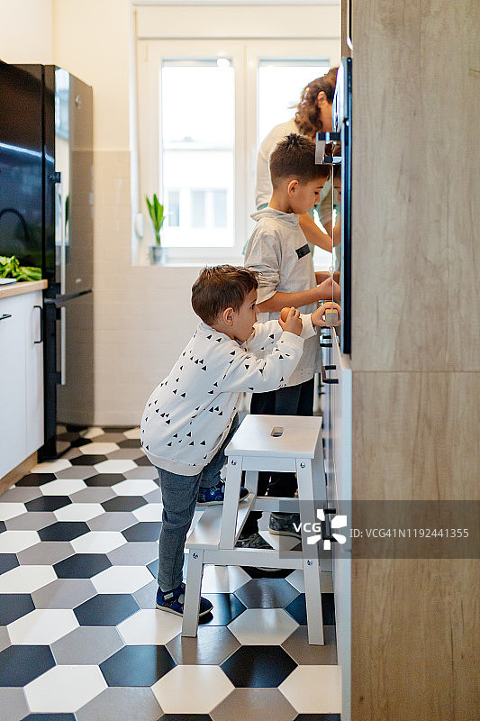 一家三口准备早餐图片素材