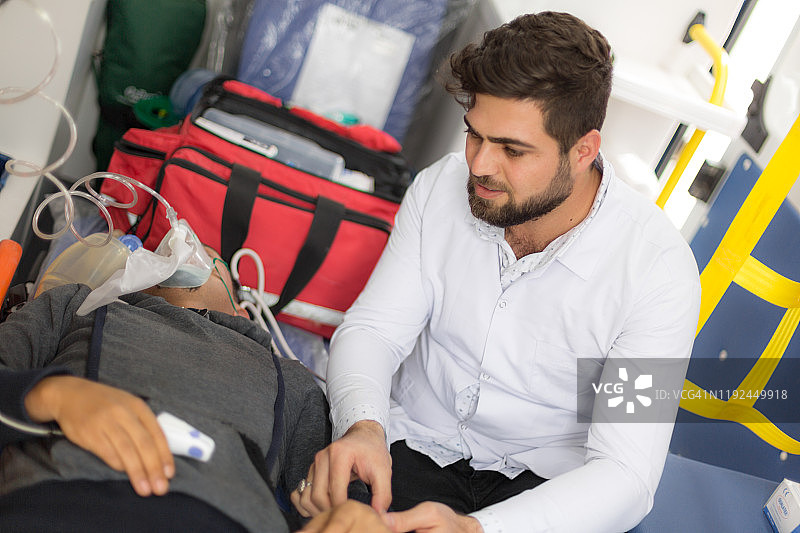 紧急救援人员救助男子图片素材