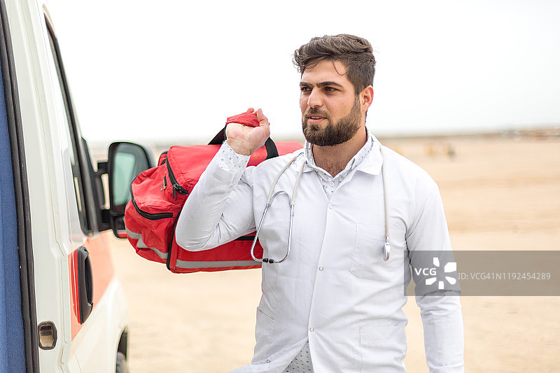 医生手持急救包图片素材