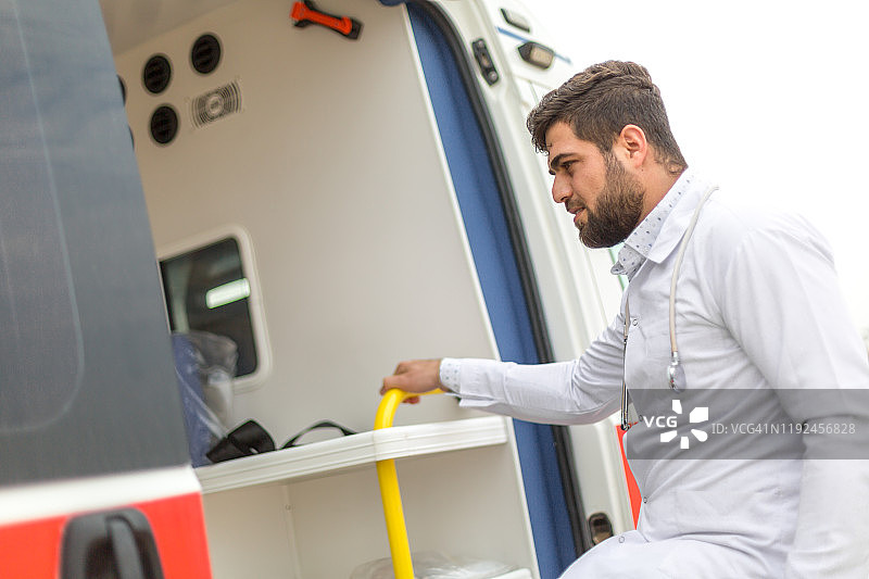 医生手持急救包图片素材