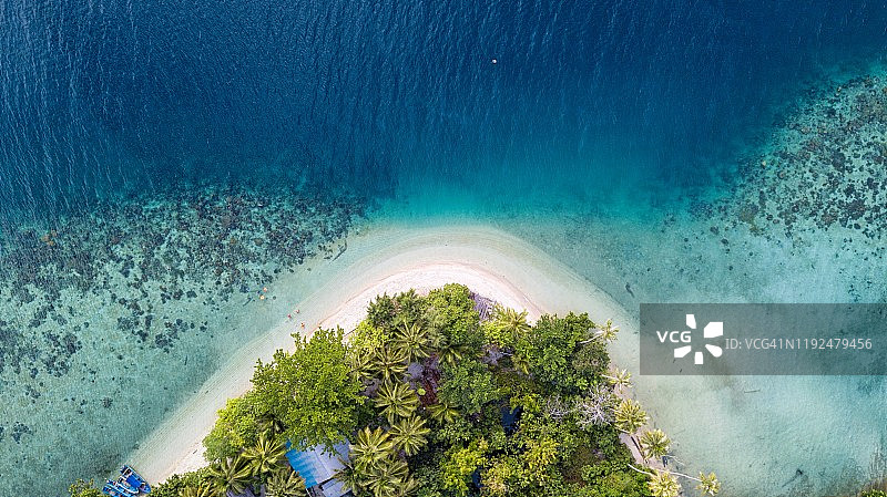 拉贾安帕群岛米苏尔岛的热带海滩图片素材