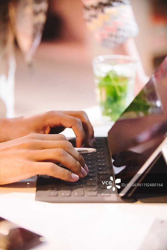 在平板电脑上工作的手部特写：无线办公，居家办公图片素材