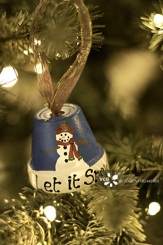 树上的圣诞雪人装饰品图片素材