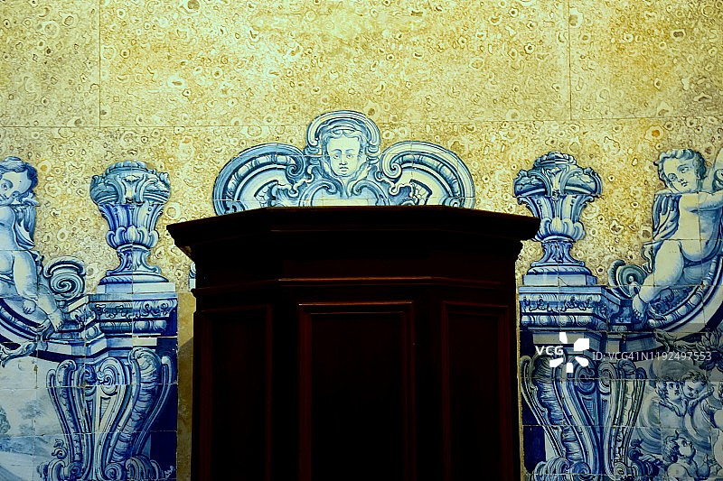 里斯本圣佩德罗·德·阿尔坎塔拉教堂的瓷砖图片素材