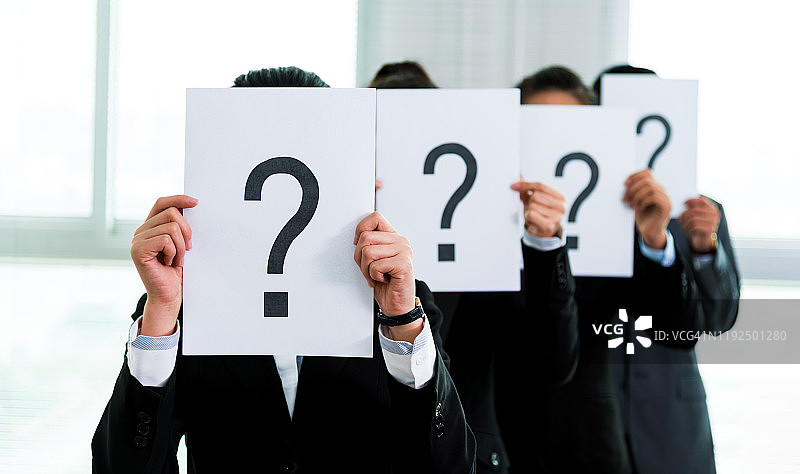 商务团队在办公室展示问号标志图片素材