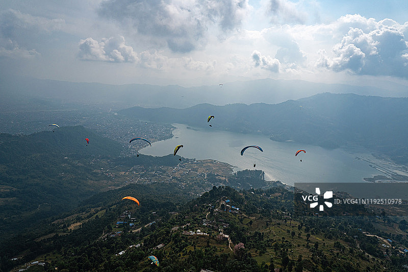 在山谷上空玩滑翔伞的第一人称视角图片素材