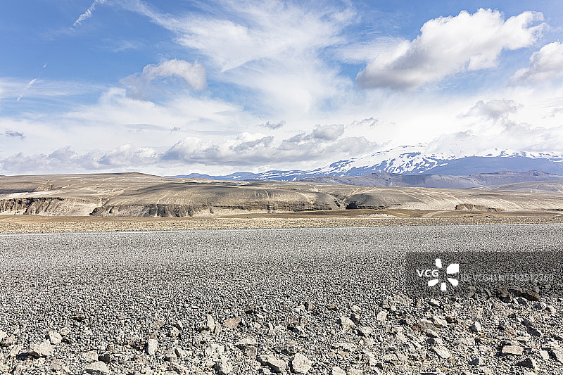 阳光明媚的夏日，冰岛26号铺砌公路，蓝天白云 - 汽车背板图片素材