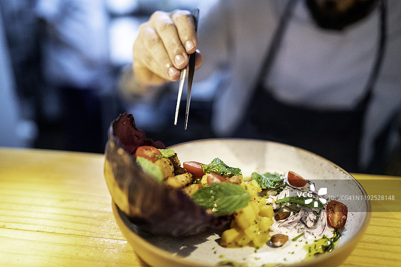 厨师准备菜肴特写图片素材