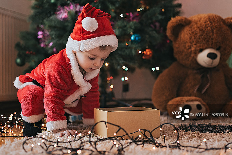 圣诞老人打开圣诞礼物图片素材