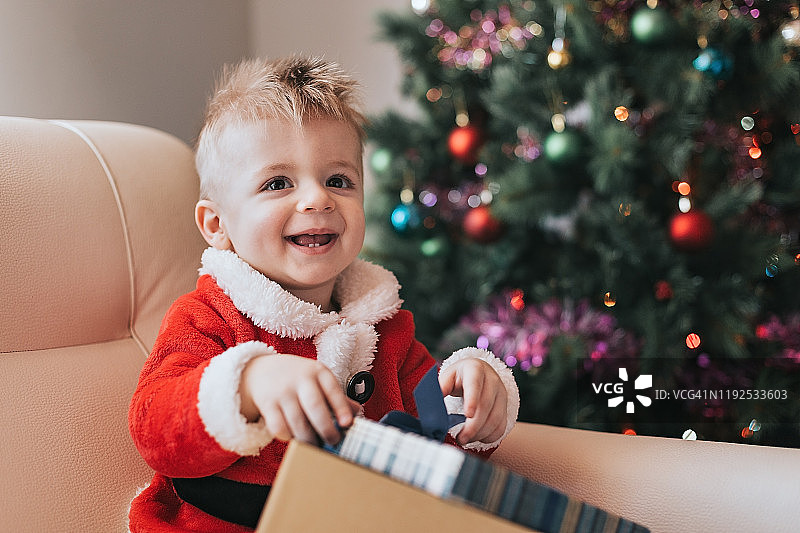 圣诞老人打开圣诞礼物图片素材