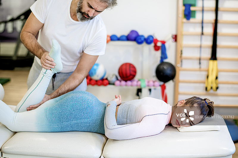接受物理治疗的年轻女人图片素材
