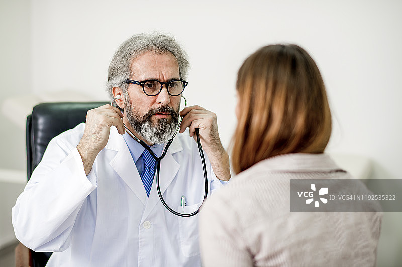 医疗检查中的年轻女人图片素材