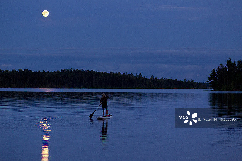 月光下的桨板探险图片素材
