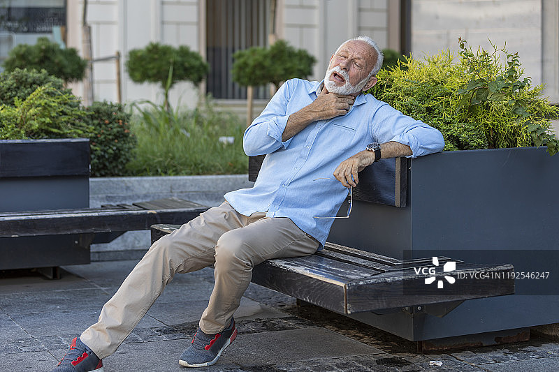 城市街道上患健康问题的年长商人图片素材