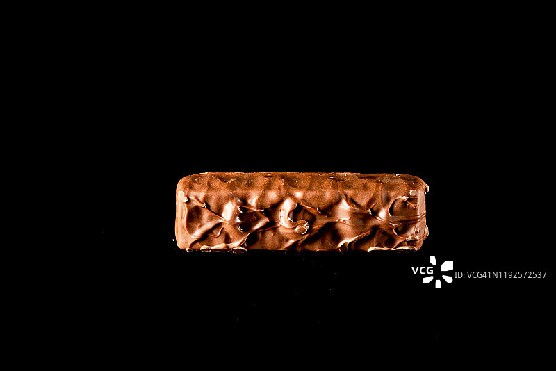 高速摄影：悬浮在空中的巧克力蛋白能量棒图片素材