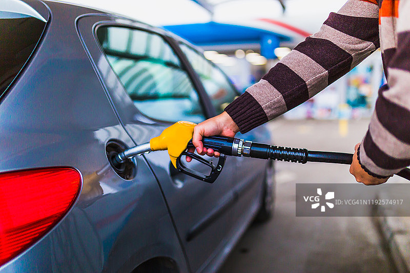 男人给汽车加油图片素材