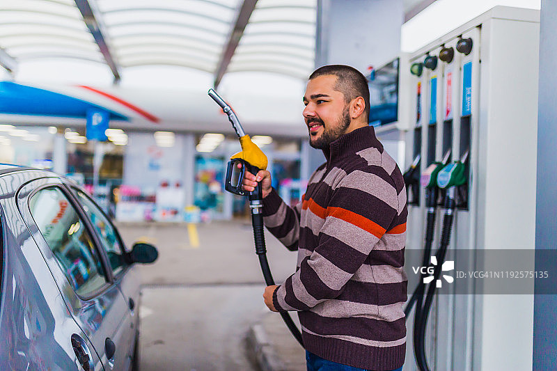 男人手持油枪图片素材