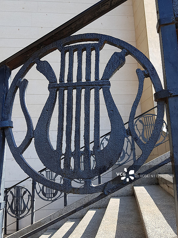 犹太符号：公共楼梯上大卫王的铁艺竖琴图片素材