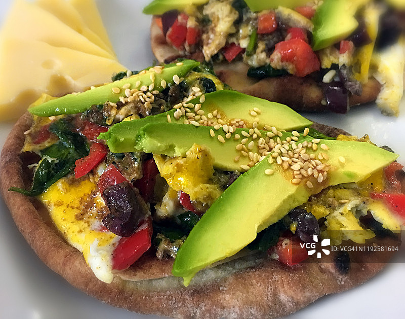炒鸡蛋牛油果小麦饼开放式三明治图片素材