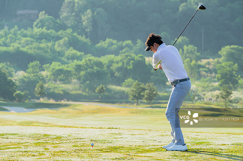 挥动高尔夫球杆的男人图片素材