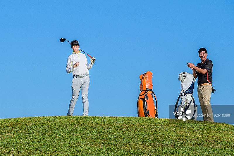 两个男人打高尔夫球图片素材