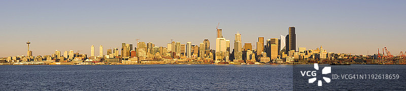 普吉特海湾全景，西雅图海滨，现代城市办公大楼天际线，太空针塔和西雅图大转轮图片素材