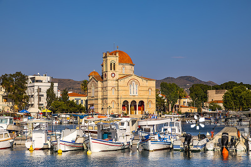埃伊纳岛的圣母玛利亚教堂和渔船海滨风光图片素材