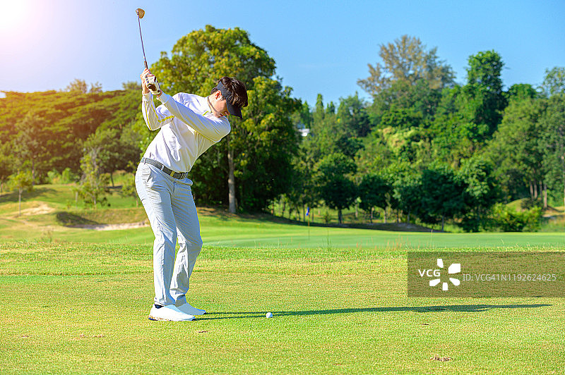 亚洲高尔夫球手在高尔夫球场开球图片素材