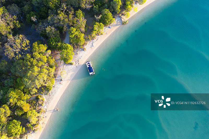 热带蓝色水域船只航拍图图片素材