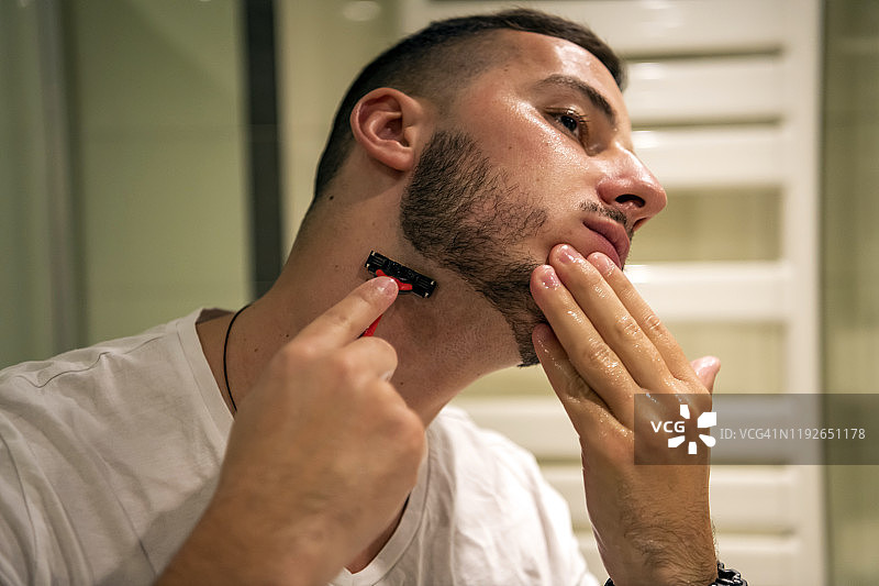 正在修剪胡须的男人图片素材